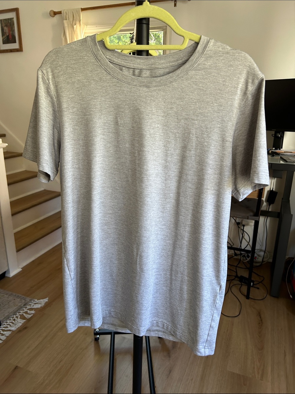 ALO Tee. Size medium. PTP 19.5”. Loose Fit. Stretch